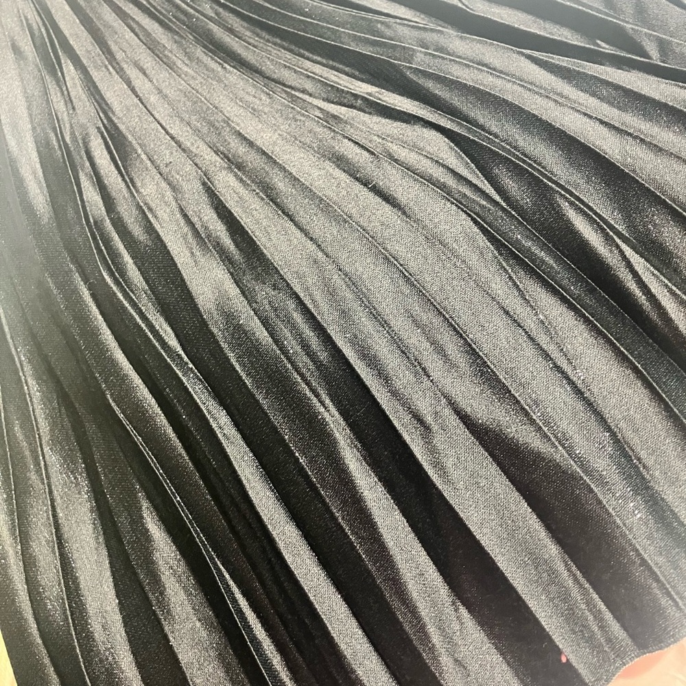 NWT DVF Pleated Metallic Silver Skirt Black Stretch Waistband - Picture 3 of 4